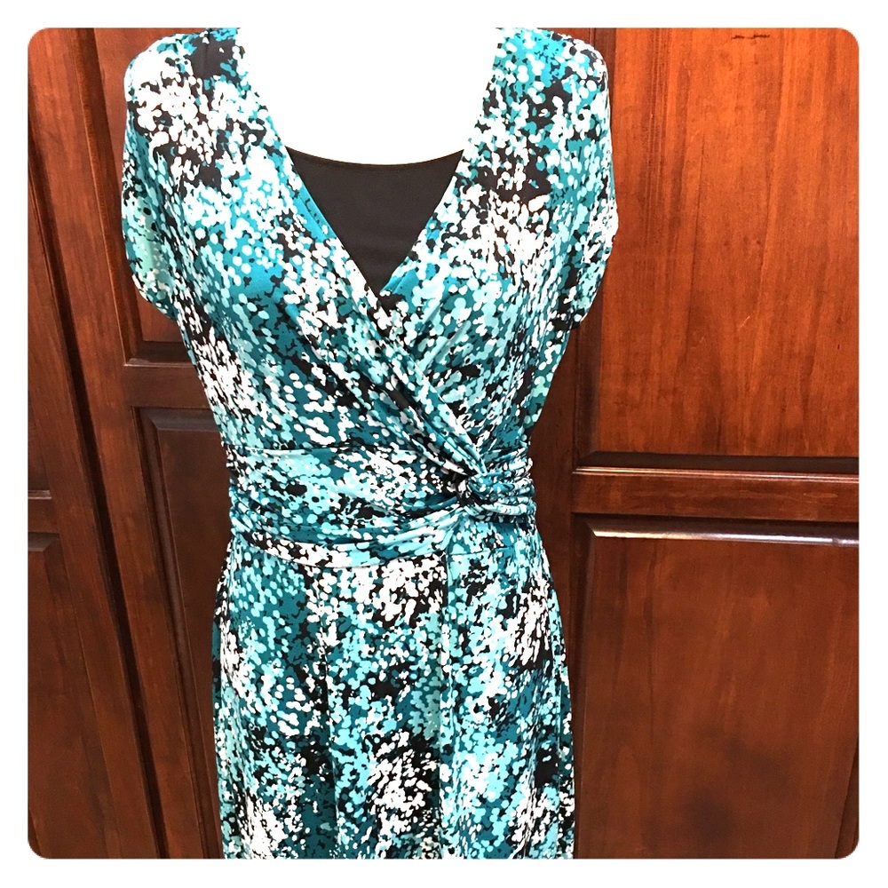 Casual dress perfect for office or travel.